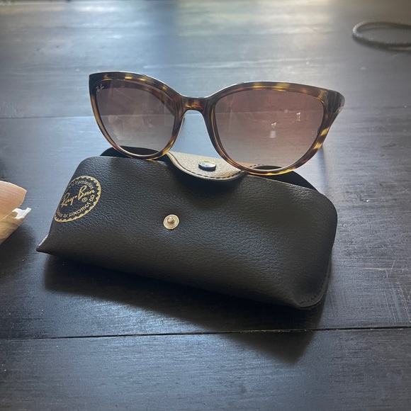 Ray-Ban Brown Tortoise Sunglasses with case - Picture 1 of 6